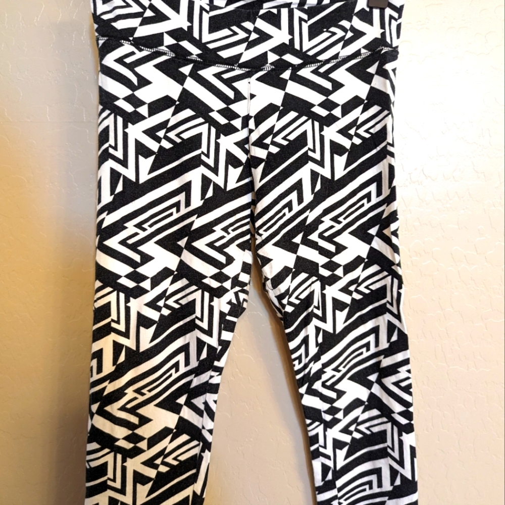 Black and White Geometric Leggings by flirtitude ACTIVE